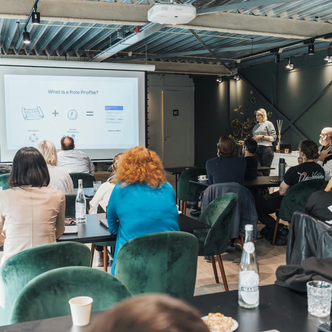 Workshop de educação financeira com alunas engajadas